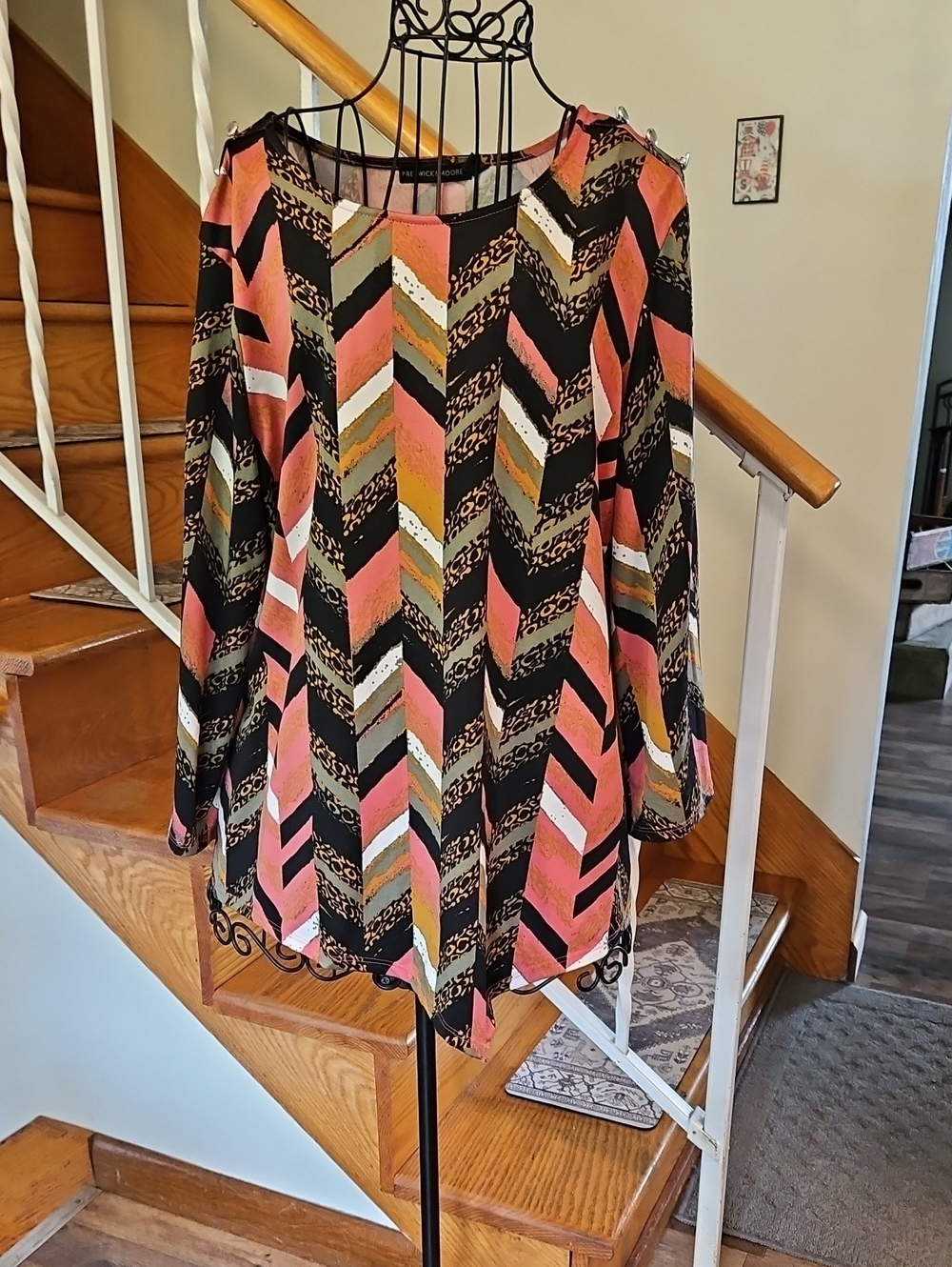 👚Preswick & Moore Multicolor Chevron Top in Black, Pink & Coral